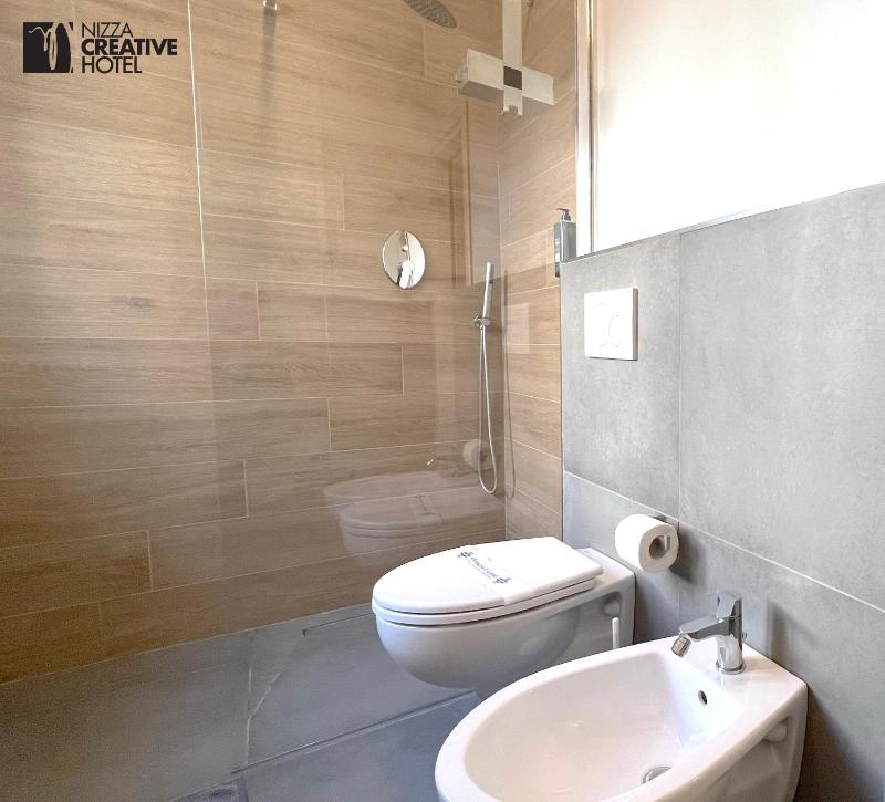 Twin Room with Private Bathroom image 3