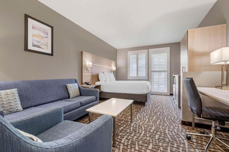 Queen Room with Sofa Bed and Roll-In Shower - Disability Access image 4