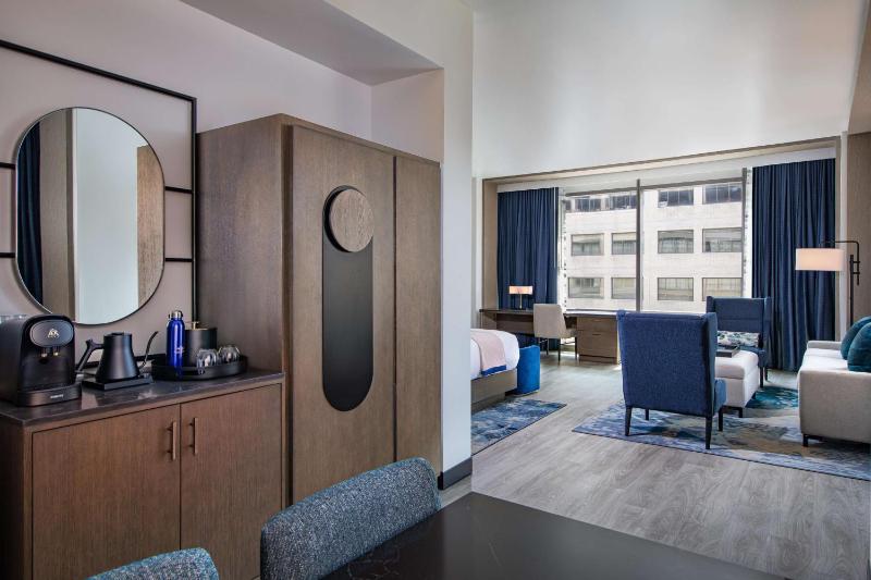Jenkins Hill Suite - King and Sofabed image 1