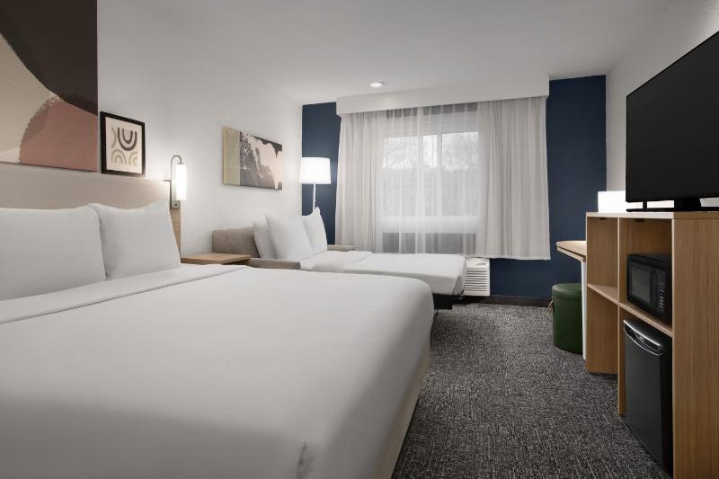King Room with Sofa Bed - Non-Smoking image 3