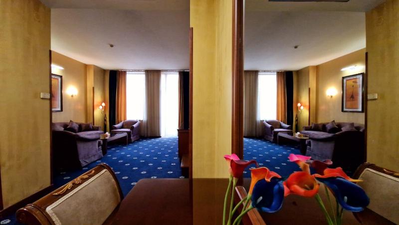 Double Room with Balcony image 2