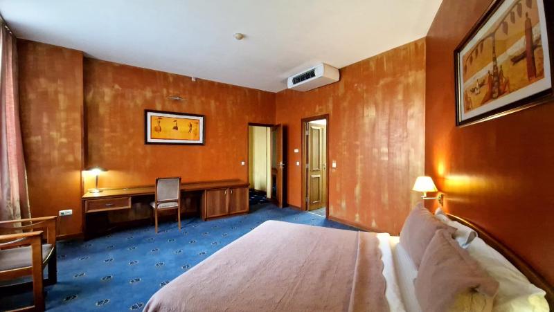 Double Room with Balcony image 4