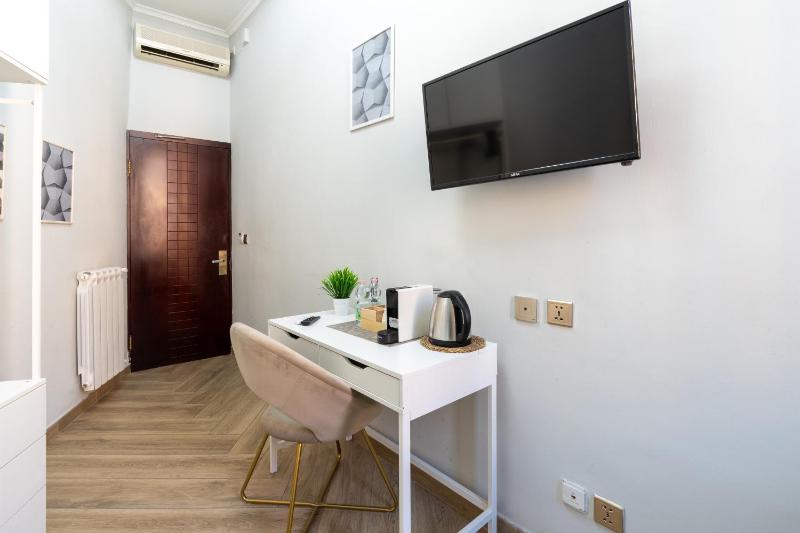 Single Room with Private External Bathroom image 4