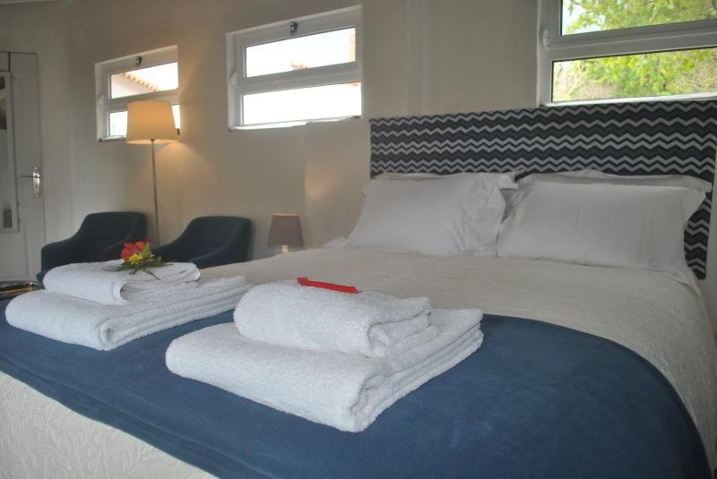 Suite with Terrace and Mountain & Ocean View image 4