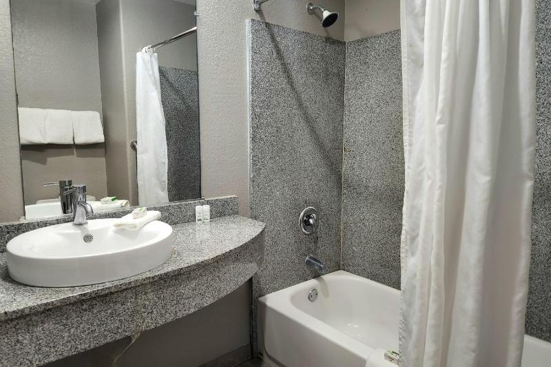 King Room - Non-Smoking image 3