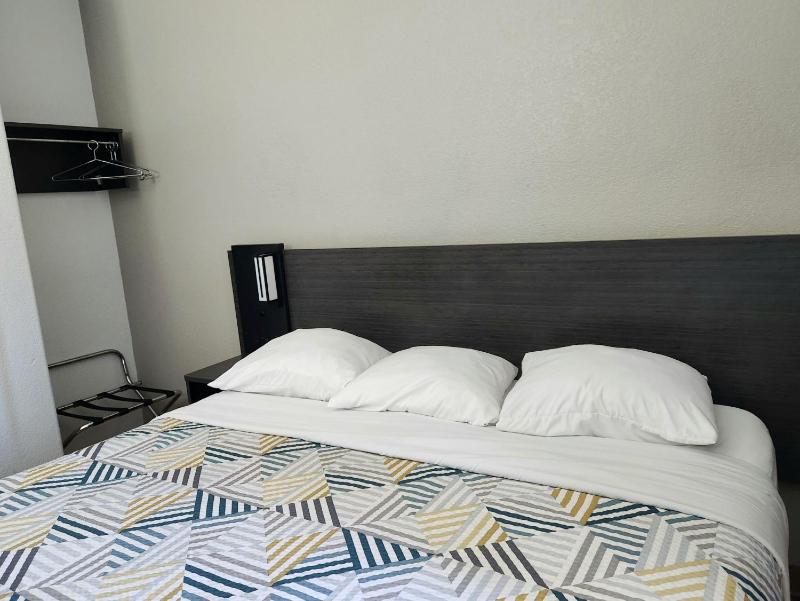 King Room with Mobility Access and Bathtub with Grab Bars, Non-Smoking image 4