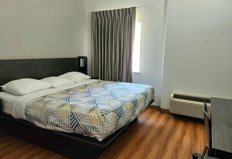 King Room with Mobility Access and Bathtub with Grab Bars, Non-Smoking image 3