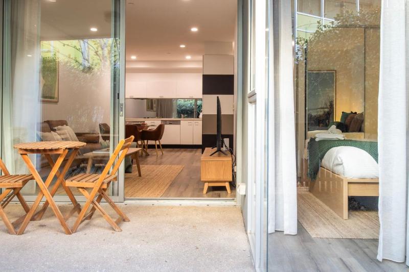 Richmond Retreat with Courtyard Parking - image 7