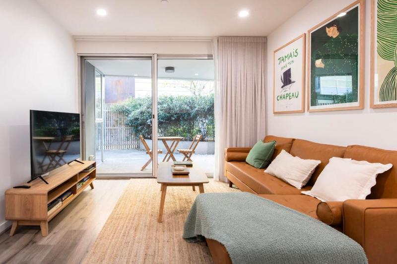 Richmond Retreat with Courtyard Parking - image 9
