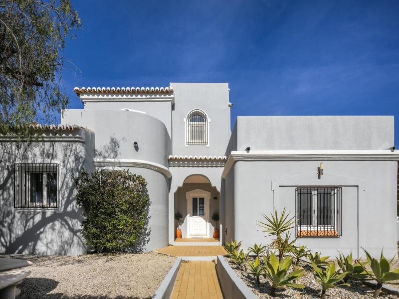 Villa in coastal town of Carvoeiro Algarve - image 1
