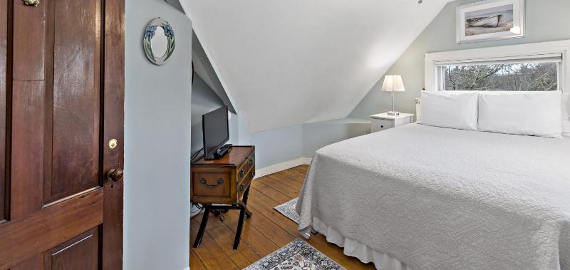 Standard Queen Room image 3