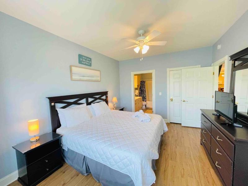 Calming & Relaxing condo in the center of MB - image 17