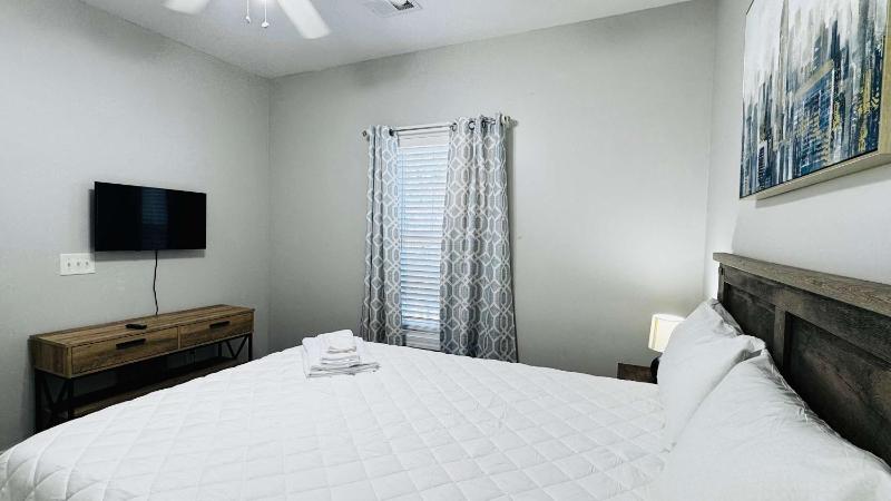 Memorable stay at cozy 2BR condo in Magnolia - image 8
