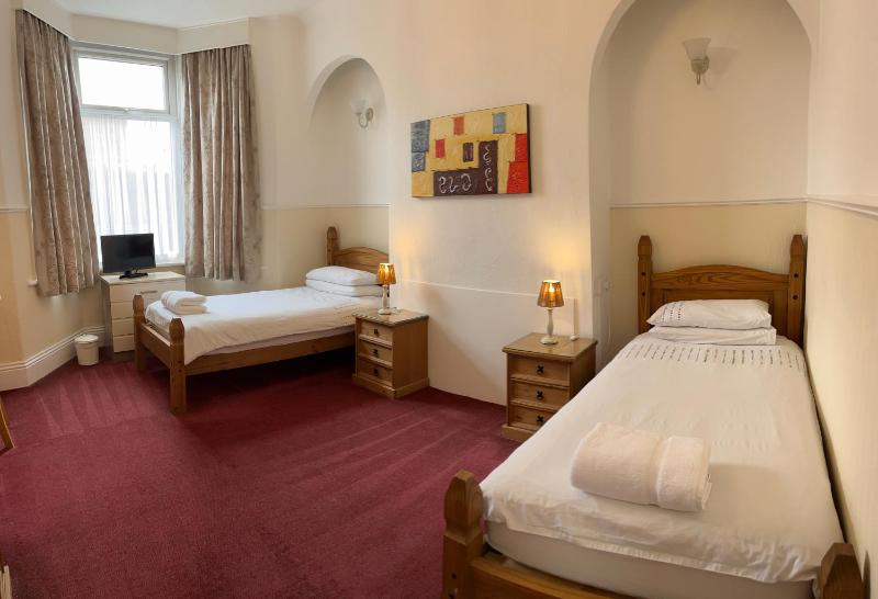 Large Twin Room - Ground Floor image 3