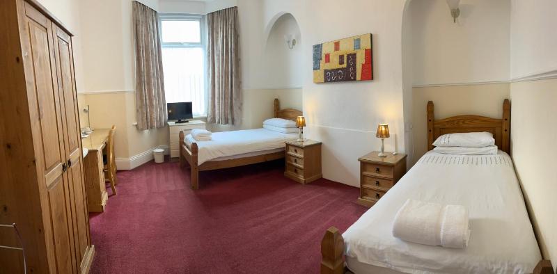 Large Twin Room - Ground Floor image 4