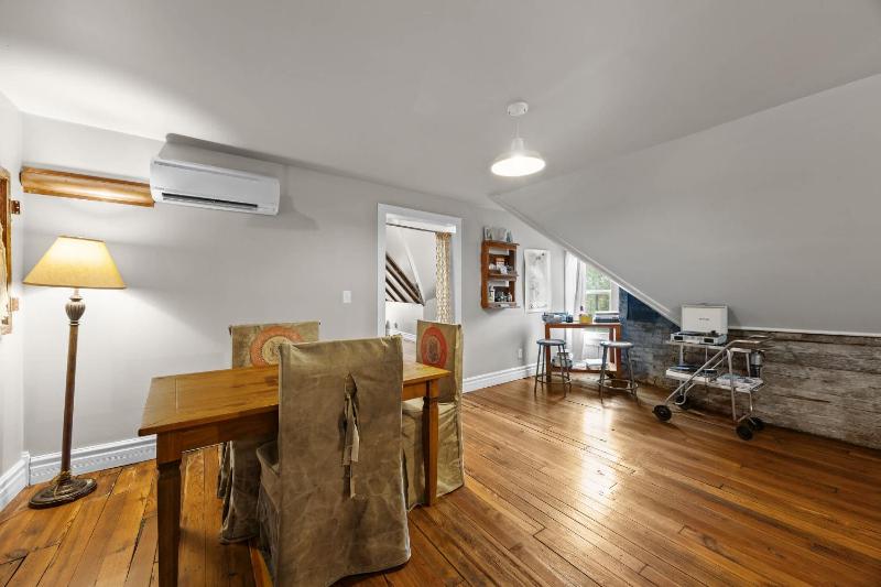 Cozy Top-Floor Retreat in the Heart of Louisville - image 39