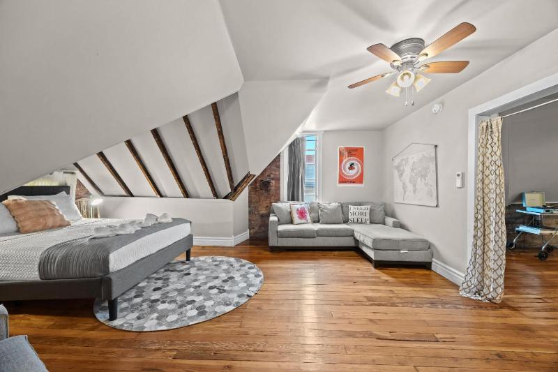 Cozy Top-Floor Retreat in the Heart of Louisville - image 2