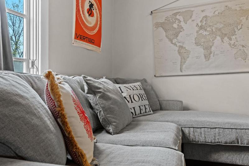 Cozy Top-Floor Retreat in the Heart of Louisville - image 24
