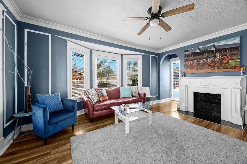 Cozy & Creative Top Unit in Lou's Arts District - image 46