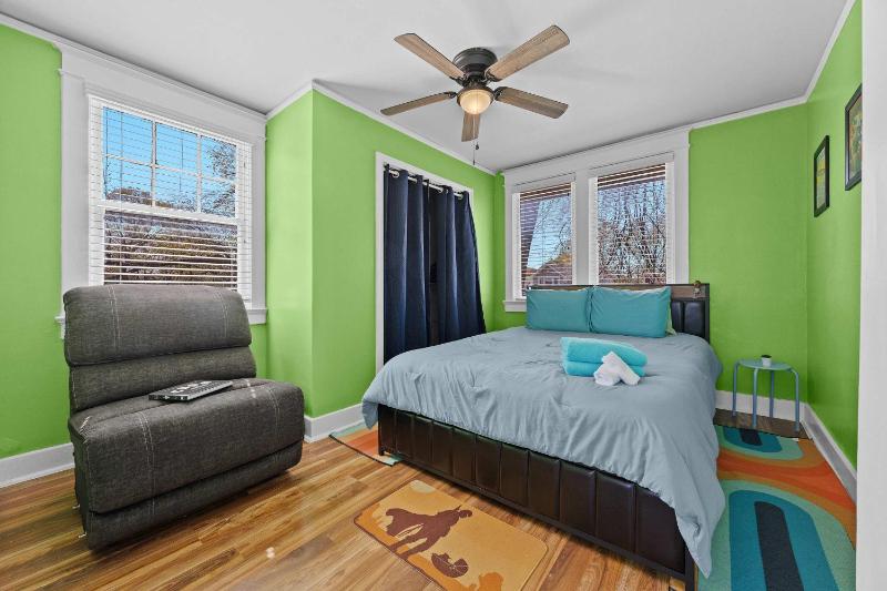 Cozy & Creative Top Unit in Lou's Arts District - image 16