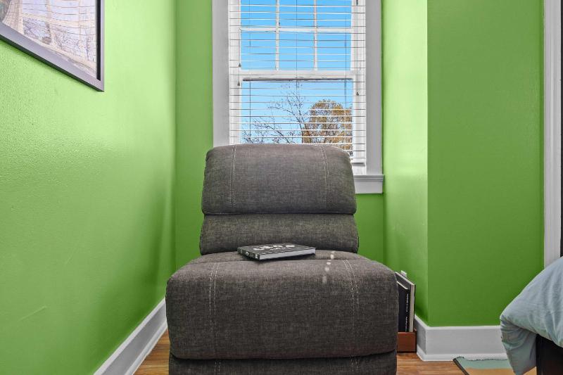 Cozy & Creative Top Unit in Lou's Arts District - image 15