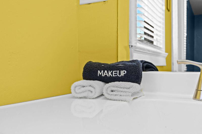 Cozy & Creative Top Unit in Lou's Arts District - image 36