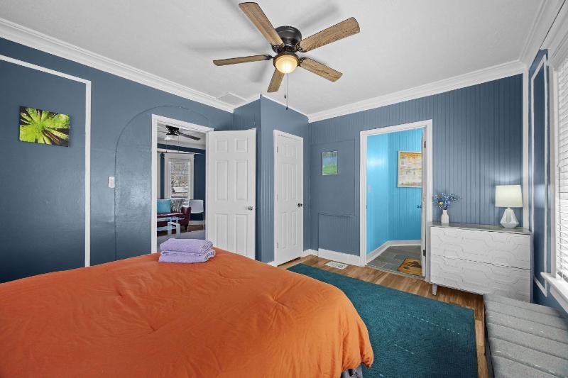 Cozy & Creative Top Unit in Lou's Arts District - image 21