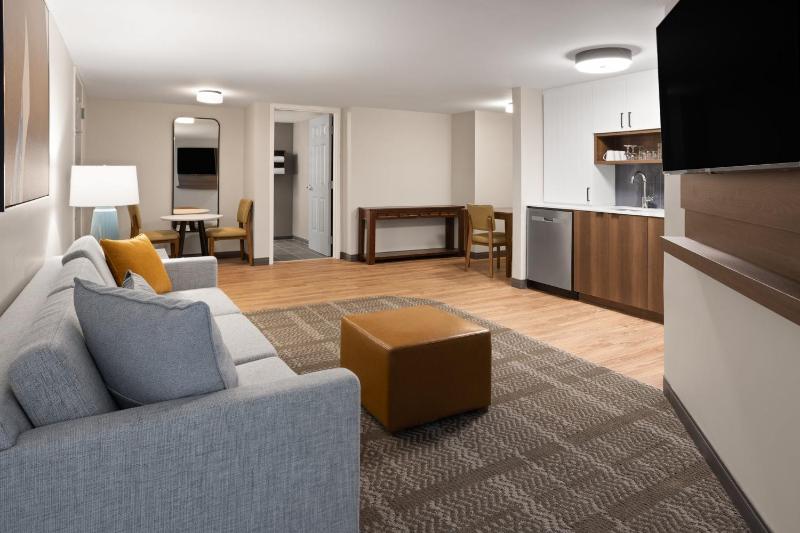 One-Bedroom Suite image 3