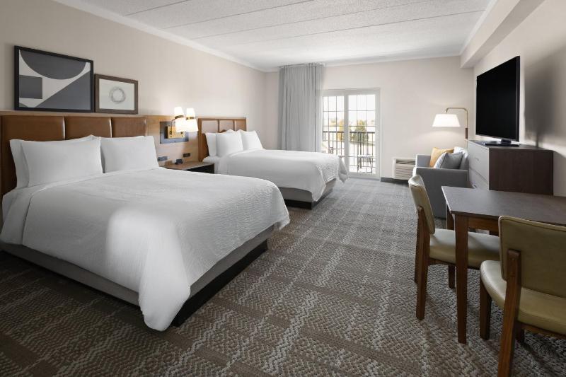 Queen Studio Suite with Balcony image 3
