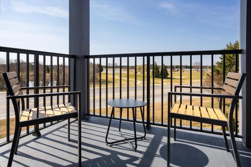 Queen Studio Suite with Balcony image 2