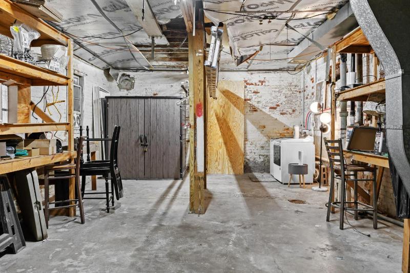 Cozy Top-Floor Retreat in the Heart of Louisville - image 43