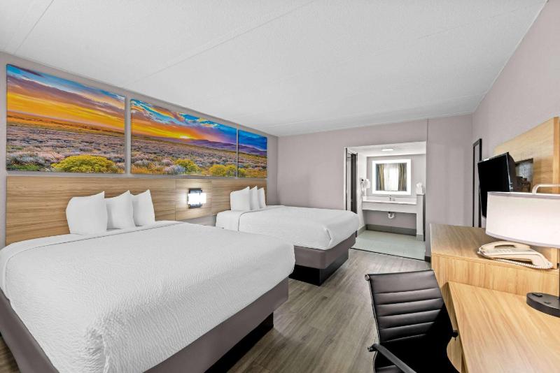 Queen Room with Two Queen Beds - Non-Smoking image 3