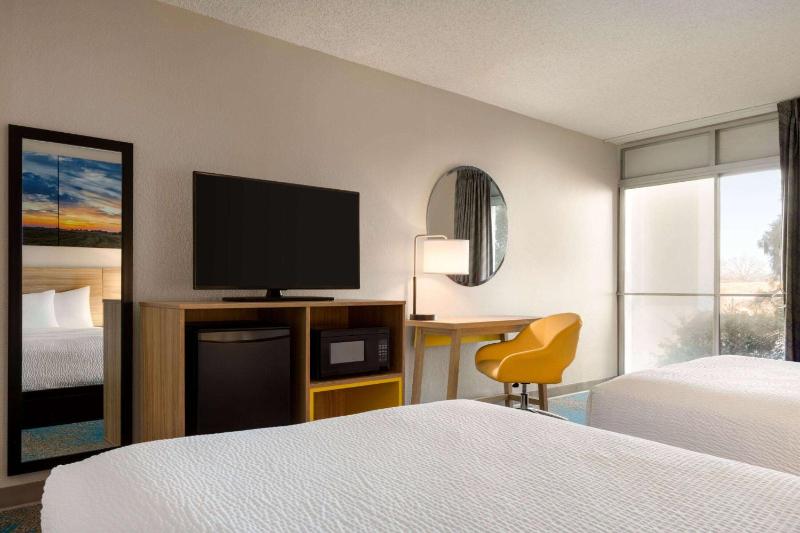 Double Room with Two Double Beds and Bath Tub - Mobility Accessible/Non-Smoking image 4