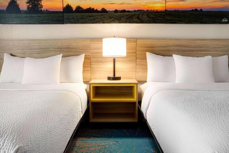 Double Room with Two Double Beds and Bath Tub - Mobility Accessible/Non-Smoking image 3
