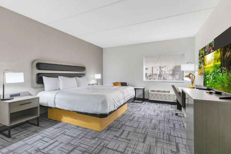 Deluxe King Room - Non-Smoking image 4