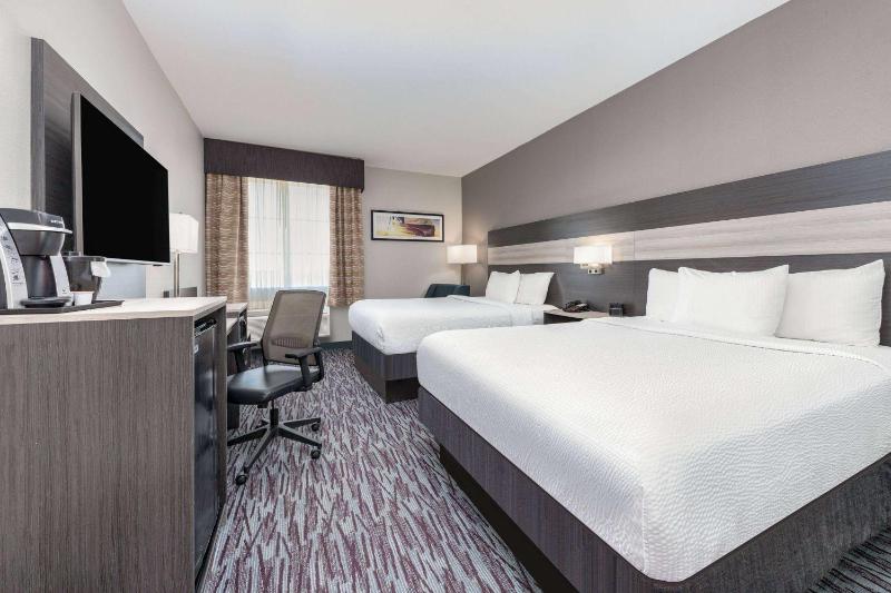 Queen Room with Two Queen Beds - Non-Smoking image 3
