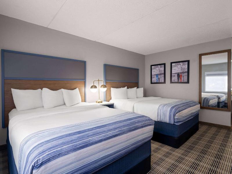 Queen Room with Two Queen Beds - Non-Smoking image 3