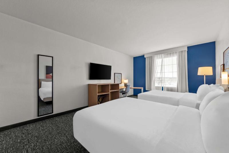 Queen Room with Two Queen Beds image 4