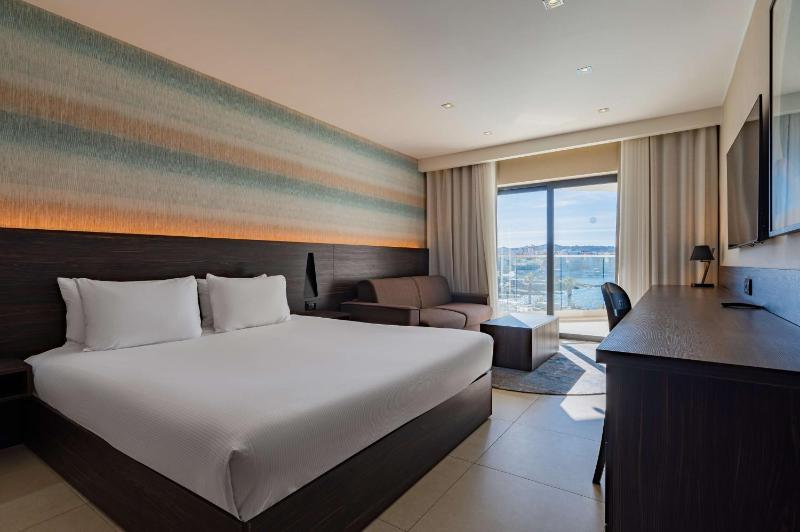 Superior King Room with Sofa Bed - Sea View image 3