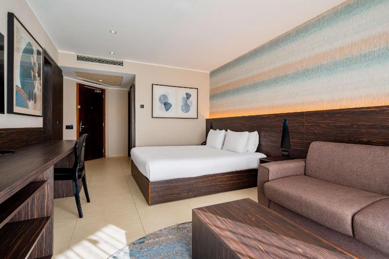 Superior King Room with Sofa Bed - Sea View image 4