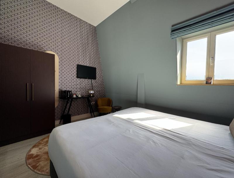 Classic Double Room with City View image 2