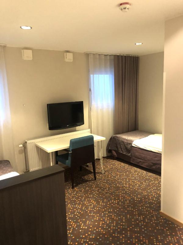 Small Twin Room image 1