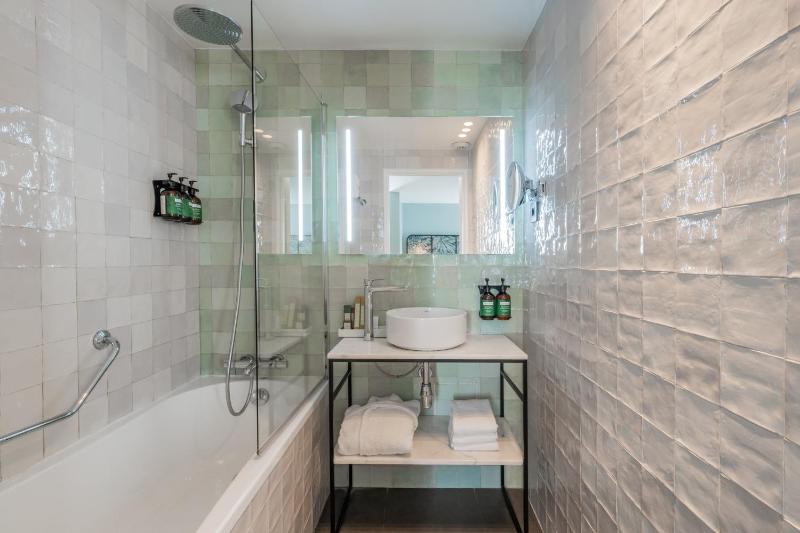 Standard Queen Room image 4