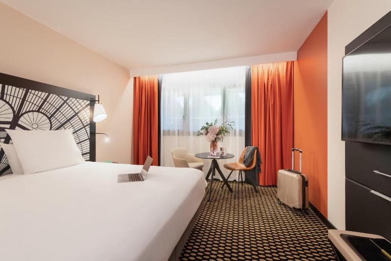 Classic Double Room image 3