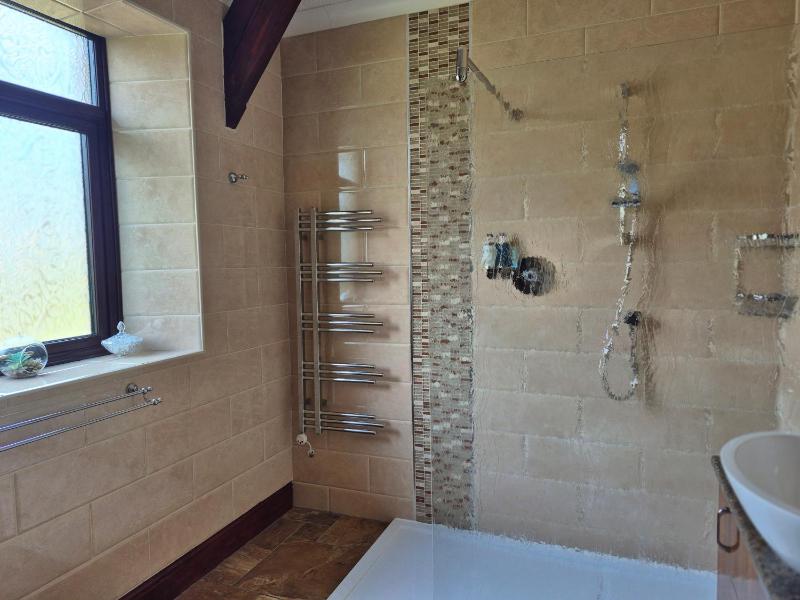 King Size Luxury Suite image 4