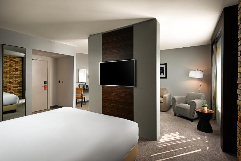 Superior King Room image 3