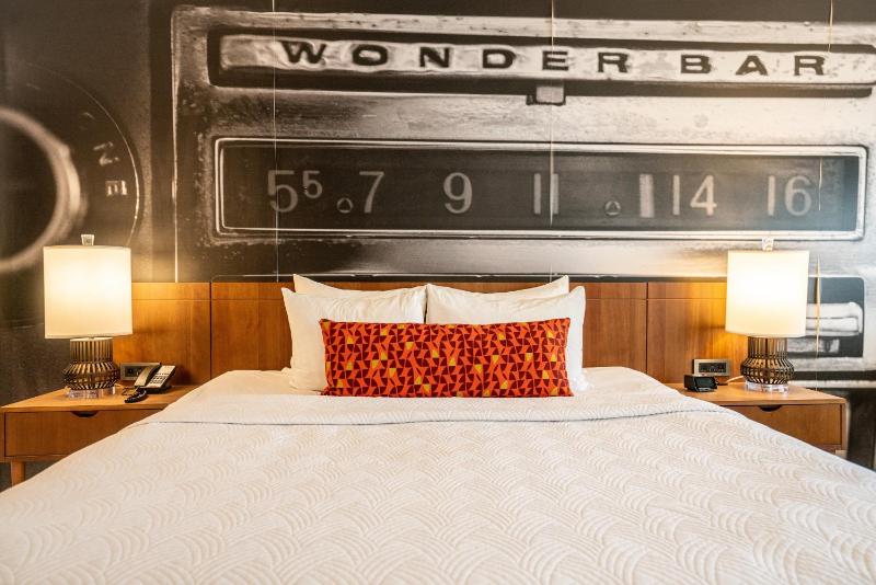 Standard King Room image 2