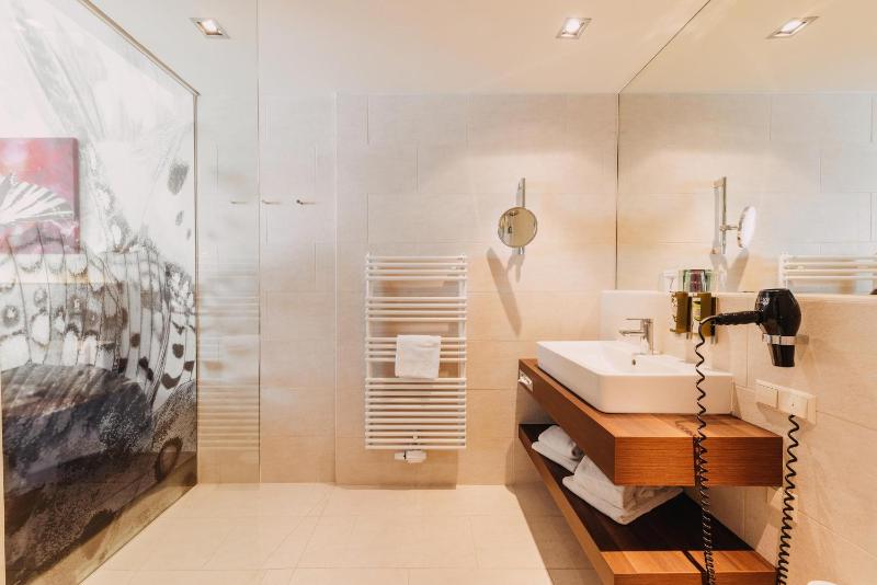 Double Room with Balcony and Thermal Bath Access image 3