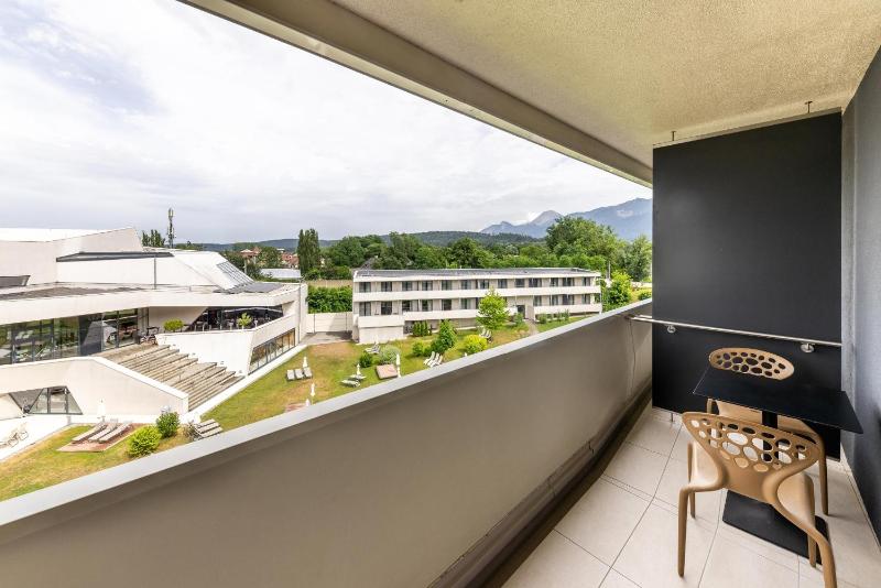 Double Room with Pool View image 2