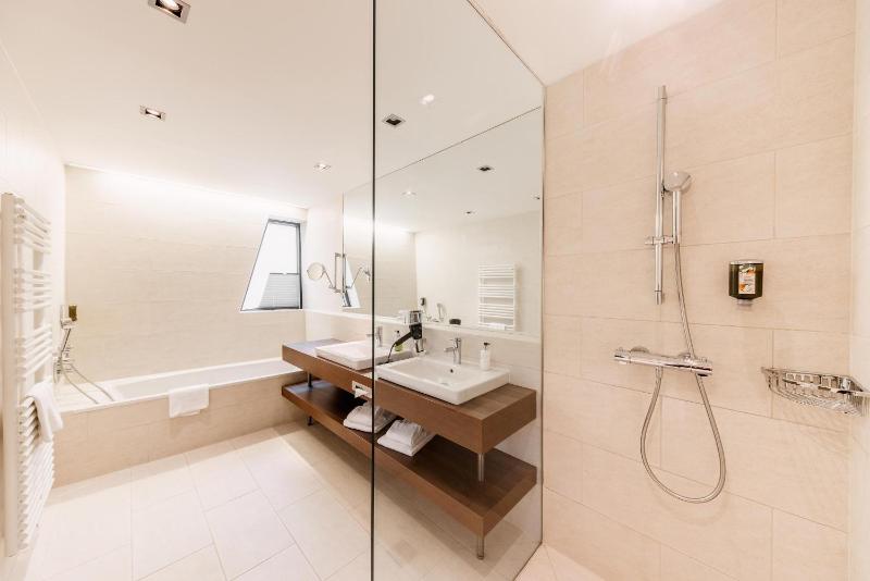 Junior Suite with Terrace and Thermal Bath Access image 3